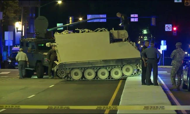 Απίστευτες εικόνες: Περιπολικά καταδιώκουν κλεμμένο άρμα μάχης στις ΗΠΑ (βίντεο)